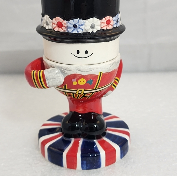 Beefeater Ceramic Egg Cup with Spoon & Salt Shaker - Picture 4 of 12